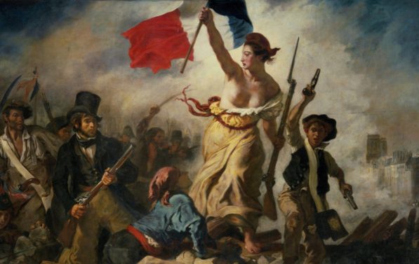 Kvinne står oppå falne menn og veiver det franske flagget