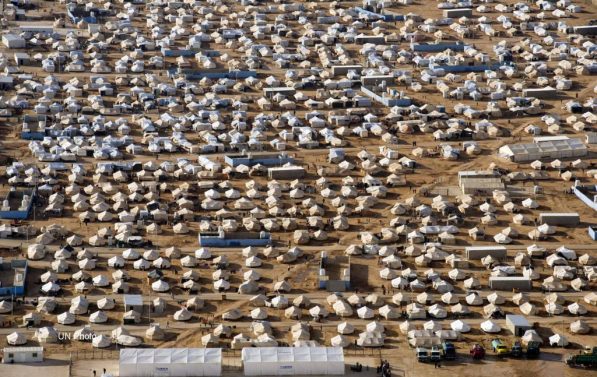 Hundrevis av telt står tett i tett på et åpent landskap.