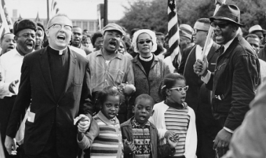 Ledere for borgerrettighetsbevegelsen under marsjen fra Selma til Montgomery i 1965. I forgrunnen står tre barn, og man kan se flere amerikanske flagg.