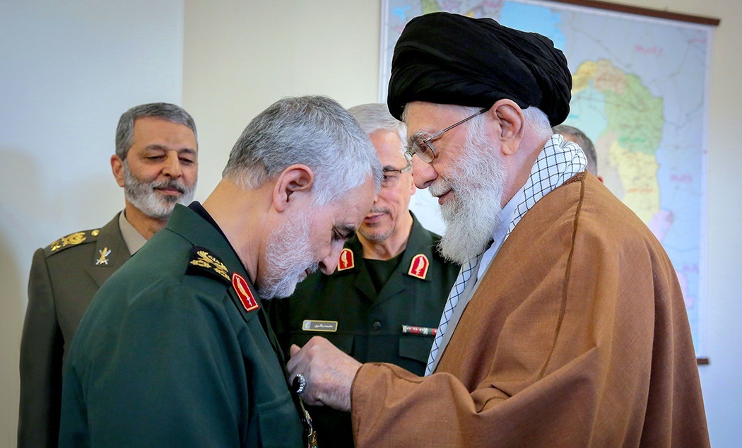 øverste leder Khamenei hedrer Soleimani med en utmerkelse.