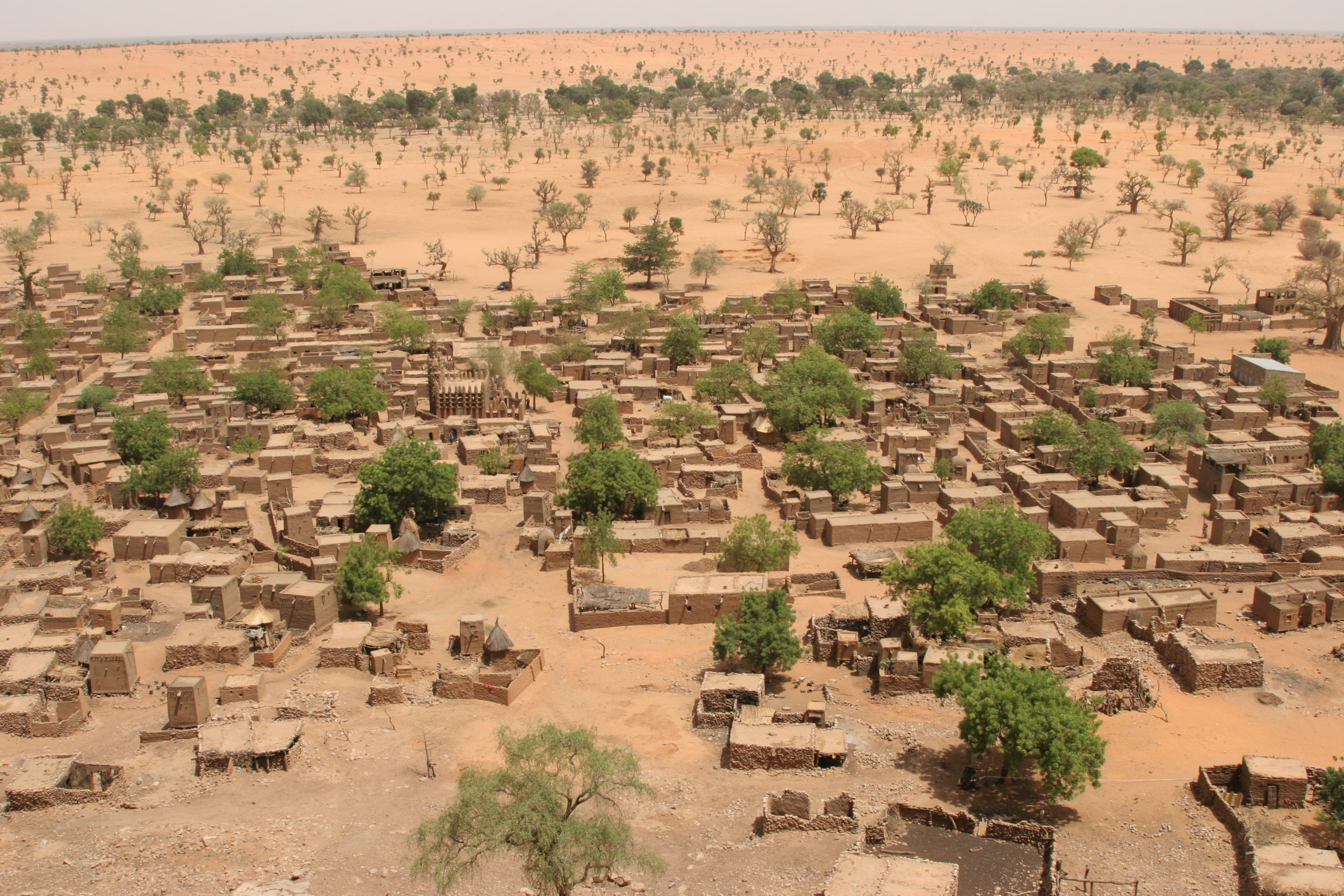 En landsby nesten begravet i sand i ørkenen.