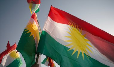 Flere kurdiske flag veiver i vinden