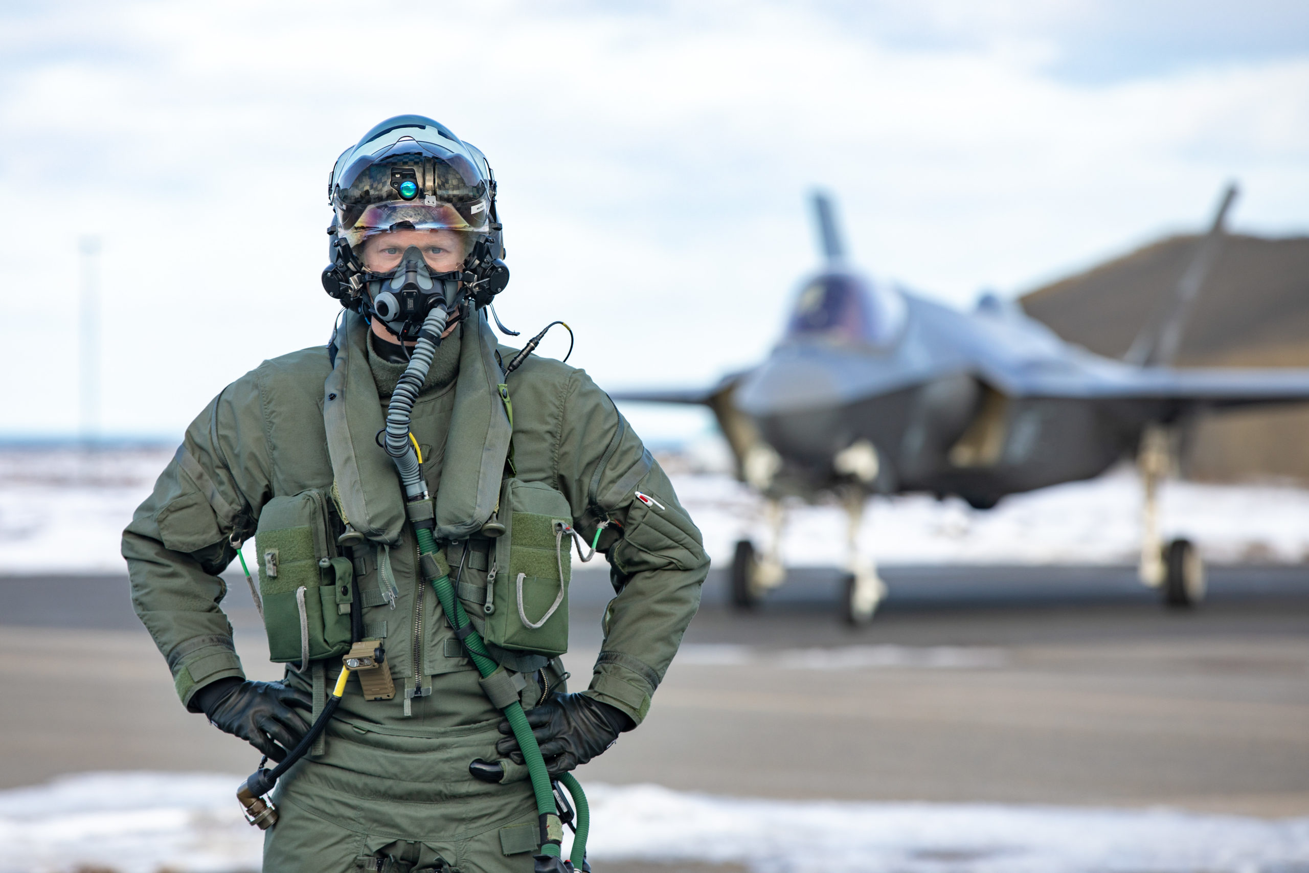 Pilot poserer foran et jagerfly