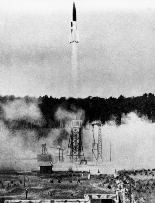 Bildet av et missil under oppskytning i svart-hvitt.