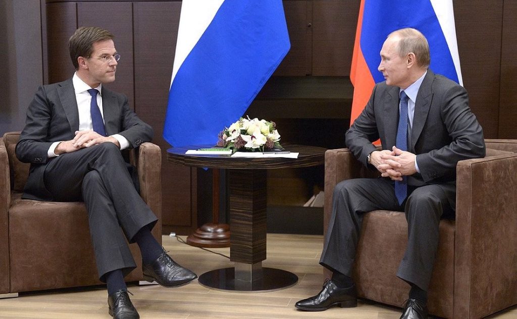 Rutte og Putin sitter ved et bord og prater
