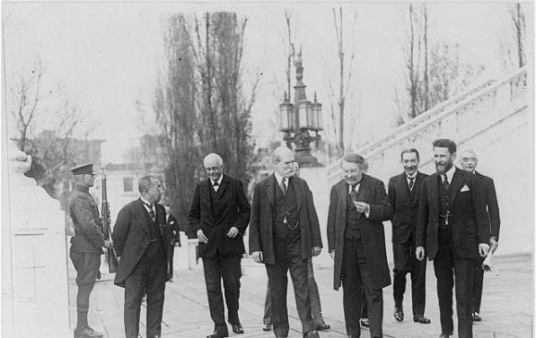 Lederne for de største sjømaktene står side ved side under Washington-konferansen i 1921. På dagsordenen sto nedrustning av landenes sjøforsvar.