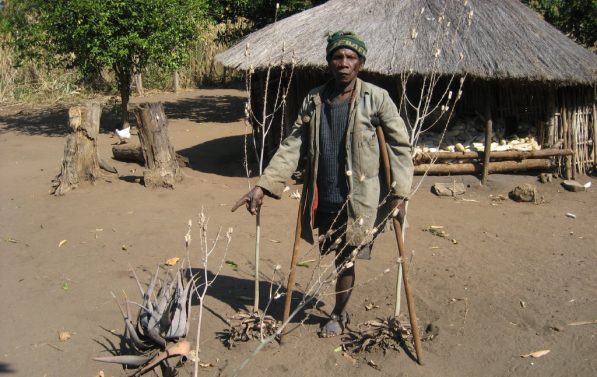 En mann fra Mozambique mangler et ben, og støtter seg på en krykke. Dette er typiske skader forårsaket av landminer.