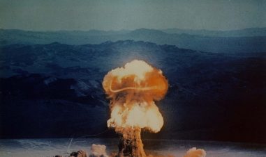 En atomprøvesprengning i 1957 ved et testområde i Nevada.