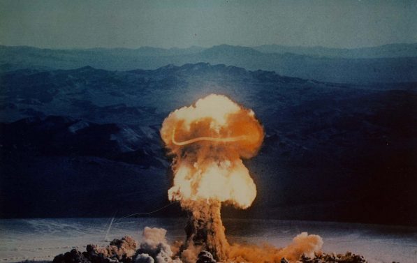 En atomprøvesprengning i 1957 ved et testområde i Nevada.