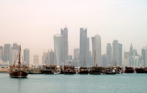 Panoramabilde av Doha sett fra sjøen.