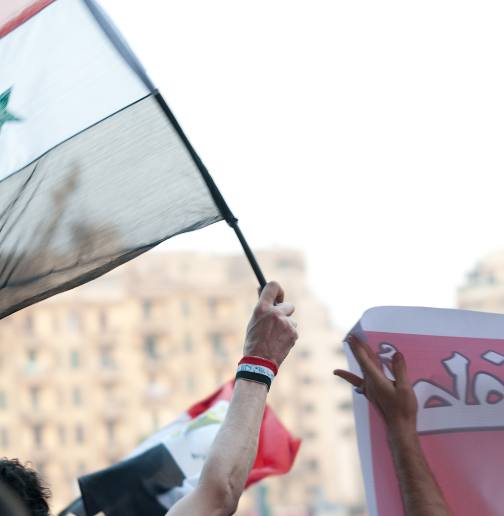 Et syrisk flagg veives under en demonstrasjon.