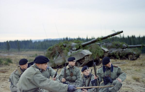 Soldater i forkant av Leopard 1 stridsvogn på Trandum, ca 1969