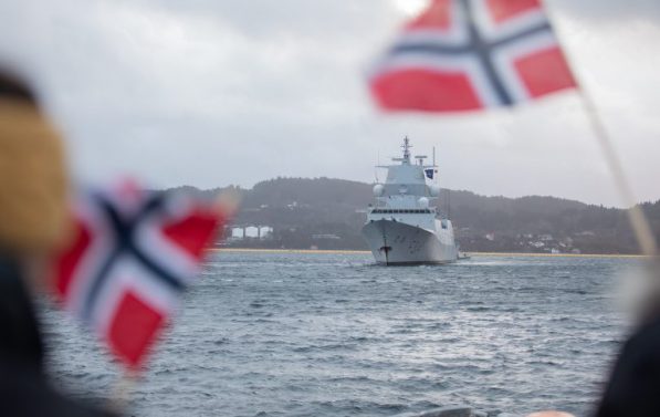 forsvarsskip på havet med norske flagg i forgrunnen