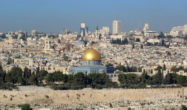 Oversiktbilde av Jerusalem med Klippedomen synlig i forrunnen