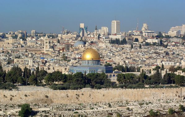 Oversiktbilde av Jerusalem med Klippedomen synlig i forrunnen