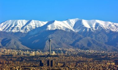 Oversiktsbilde av Teheran med fjell i bakgrunnen