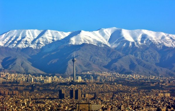 Oversiktsbilde av Teheran med fjell i bakgrunnen