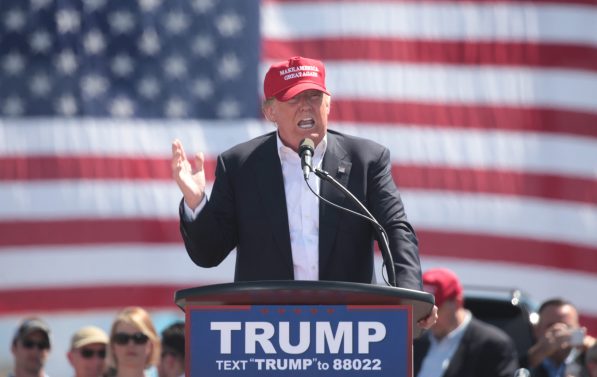 Trump på en valgkamprally foran et amerikansk flagg