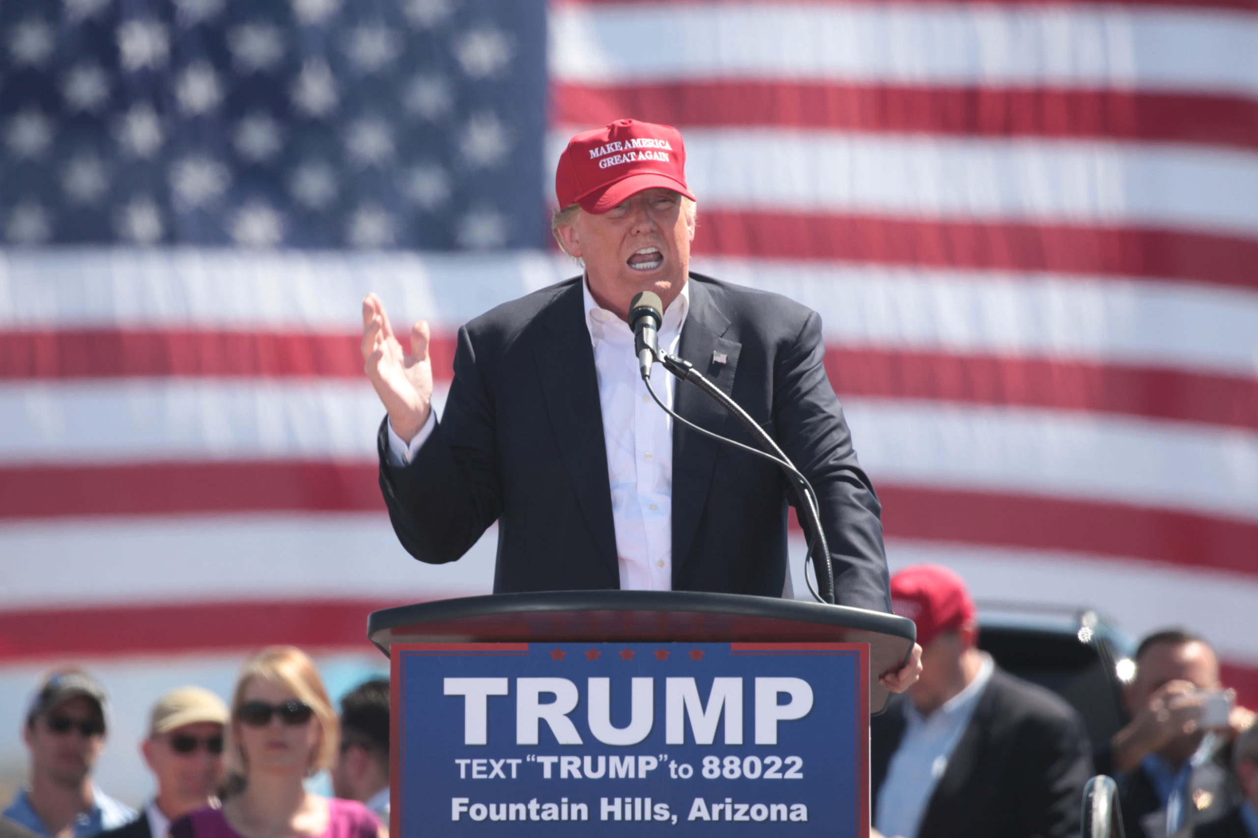 Trump på en valgkamprally foran et amerikansk flagg
