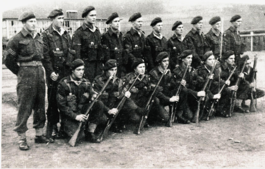 Svart-hvitt bilde av oppstilte soldater.