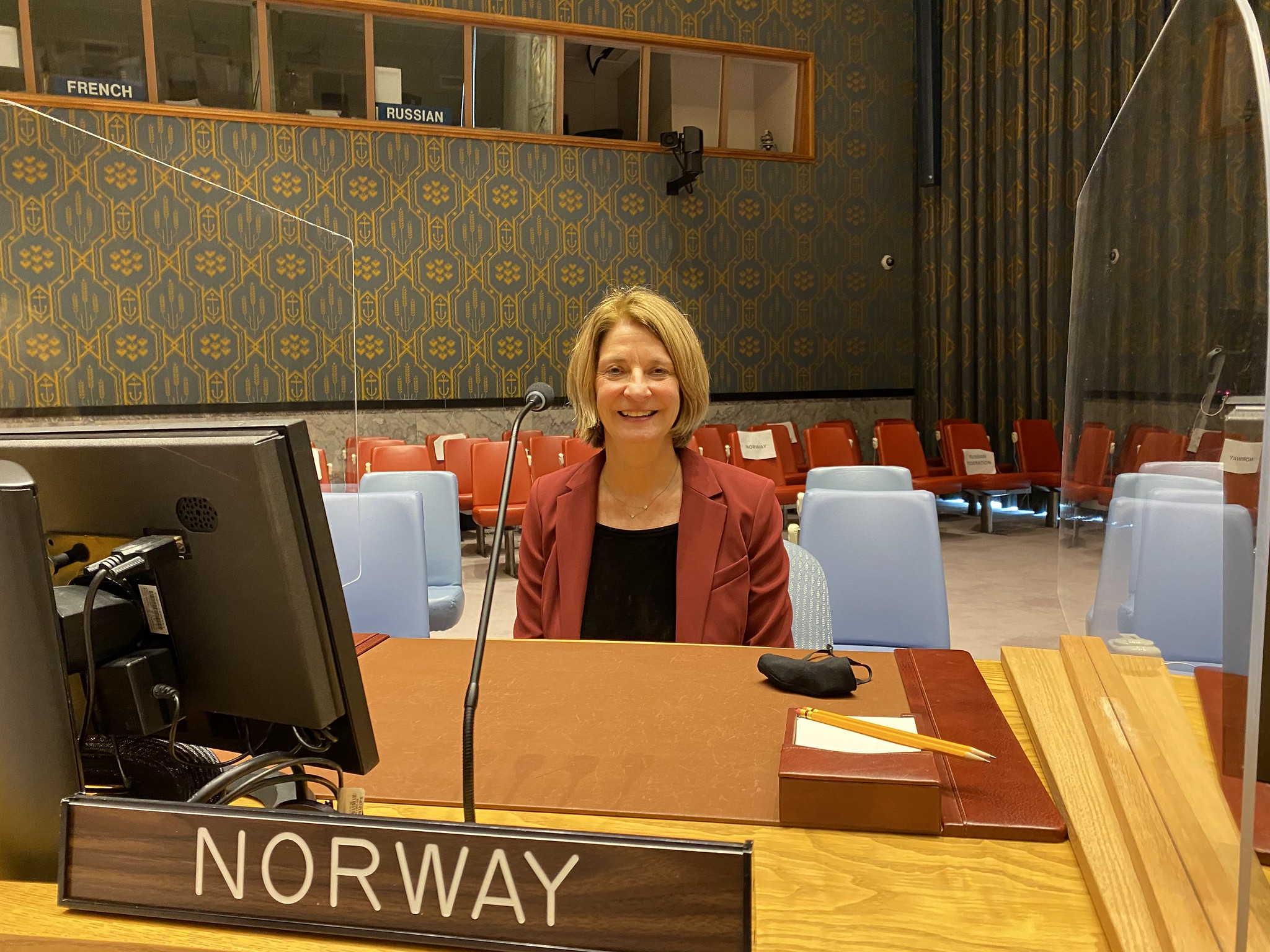 Norges ambassadør sitter ved plassen markert Norge ved bordet i Sikkerhetsrådet