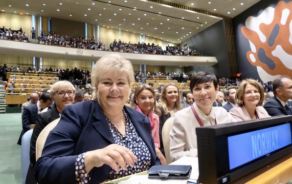 Starsminister Solberg og Utenriksminister Søreide sitter på Norges plass i FNs generalforsamling