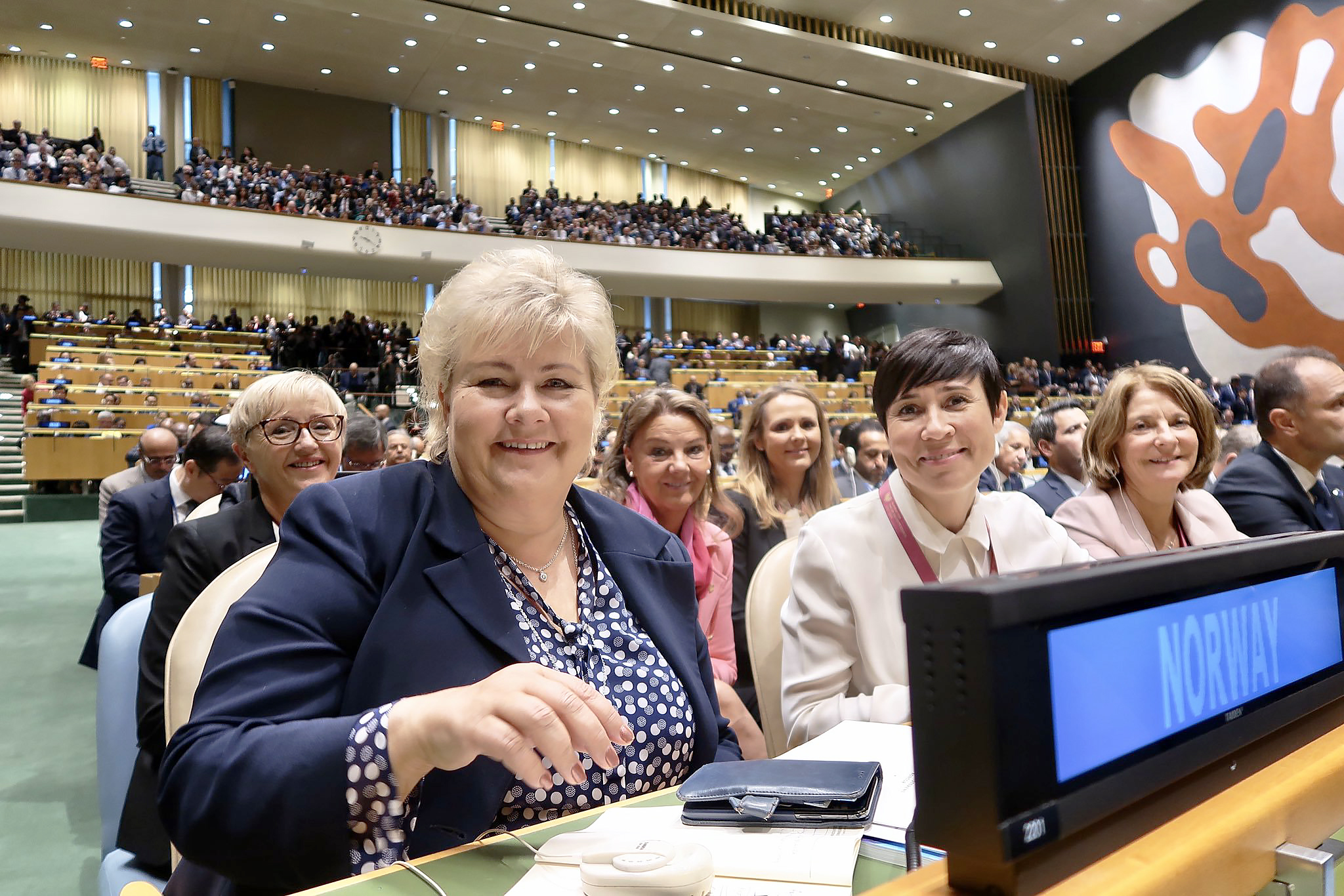 Starsminister Solberg og Utenriksminister Søreide sitter på Norges plass i FNs generalforsamling