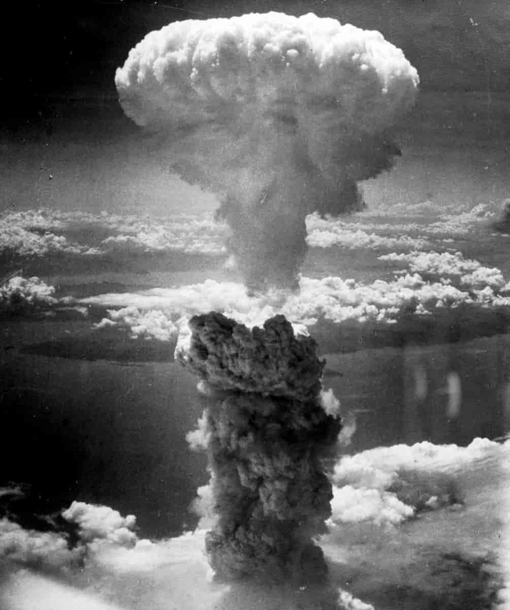 Den karakteristiske "sopp" formen på atombombe ses over skyene i et svart-hvitt bilde