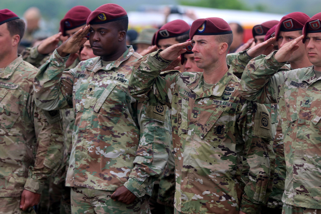 Amerikanske soldater gjør salutt.