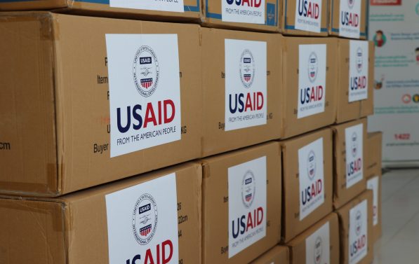 Bokser merket US AID stablet oppå hverandre
