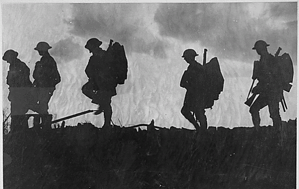 Svart-hvitt bilde av noen soldater som går bortover.