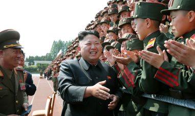 Nord-Koreas statsleder Kim Jong-un møter elever ved en nord-koreansk skole. Kim smiler.