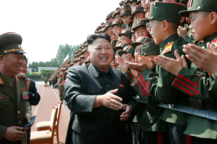 Nord-Koreas statsleder Kim Jong-un møter elever ved en nord-koreansk skole. Kim smiler.