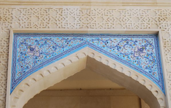Inngangsbue til tempel. Buen er dekket i mosaikk