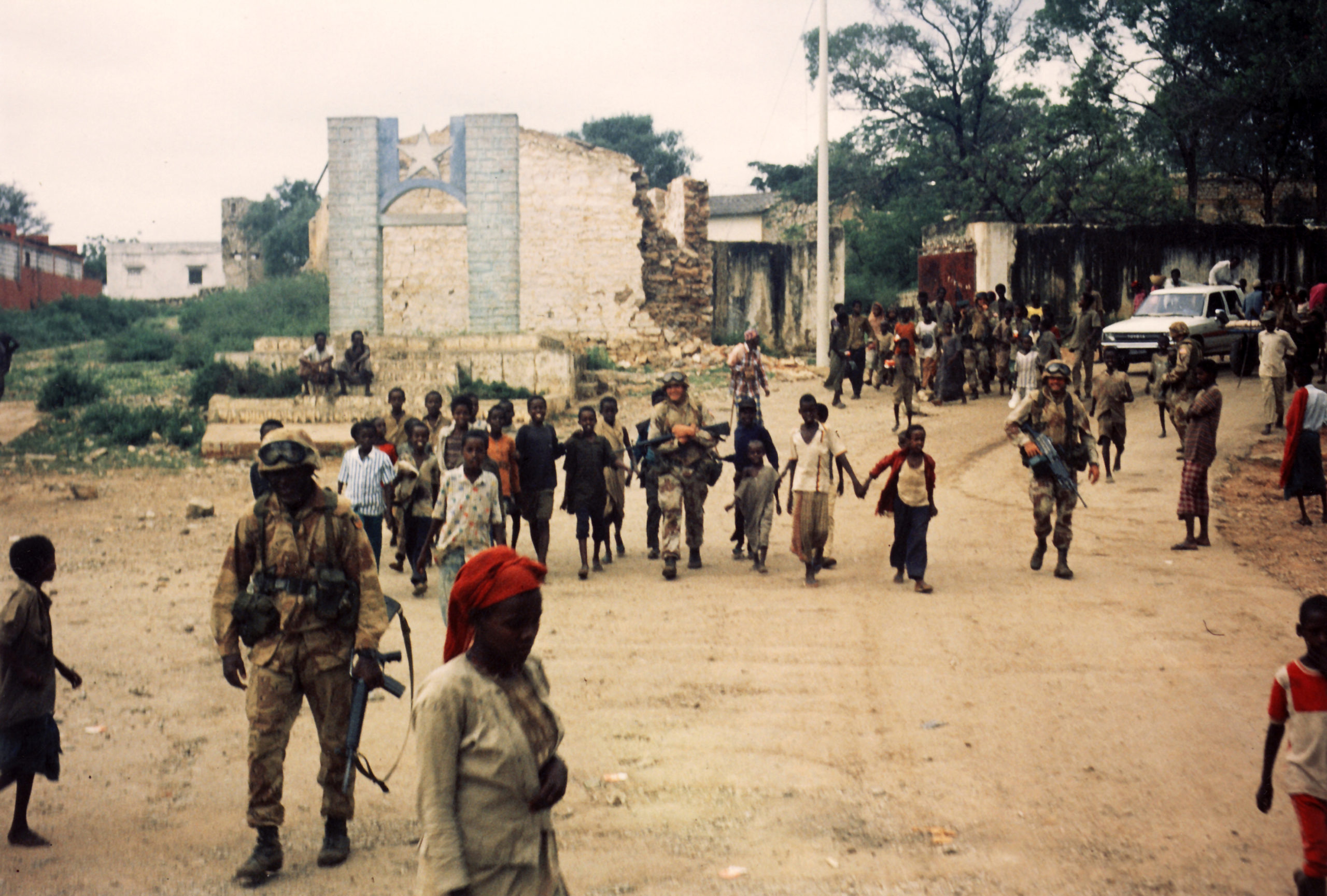 Soldater og sivile går sammen ned en gate i Mogadishu