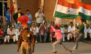 To menn løper i gatene med to indiske flagg