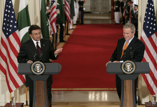 Statslederne fra Pakistan og USA står på hver sin talerstol. Bak dem er det en rød løper og flagg.