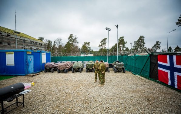 Grusøagt bakke, to soldater, vegger rundt, ute