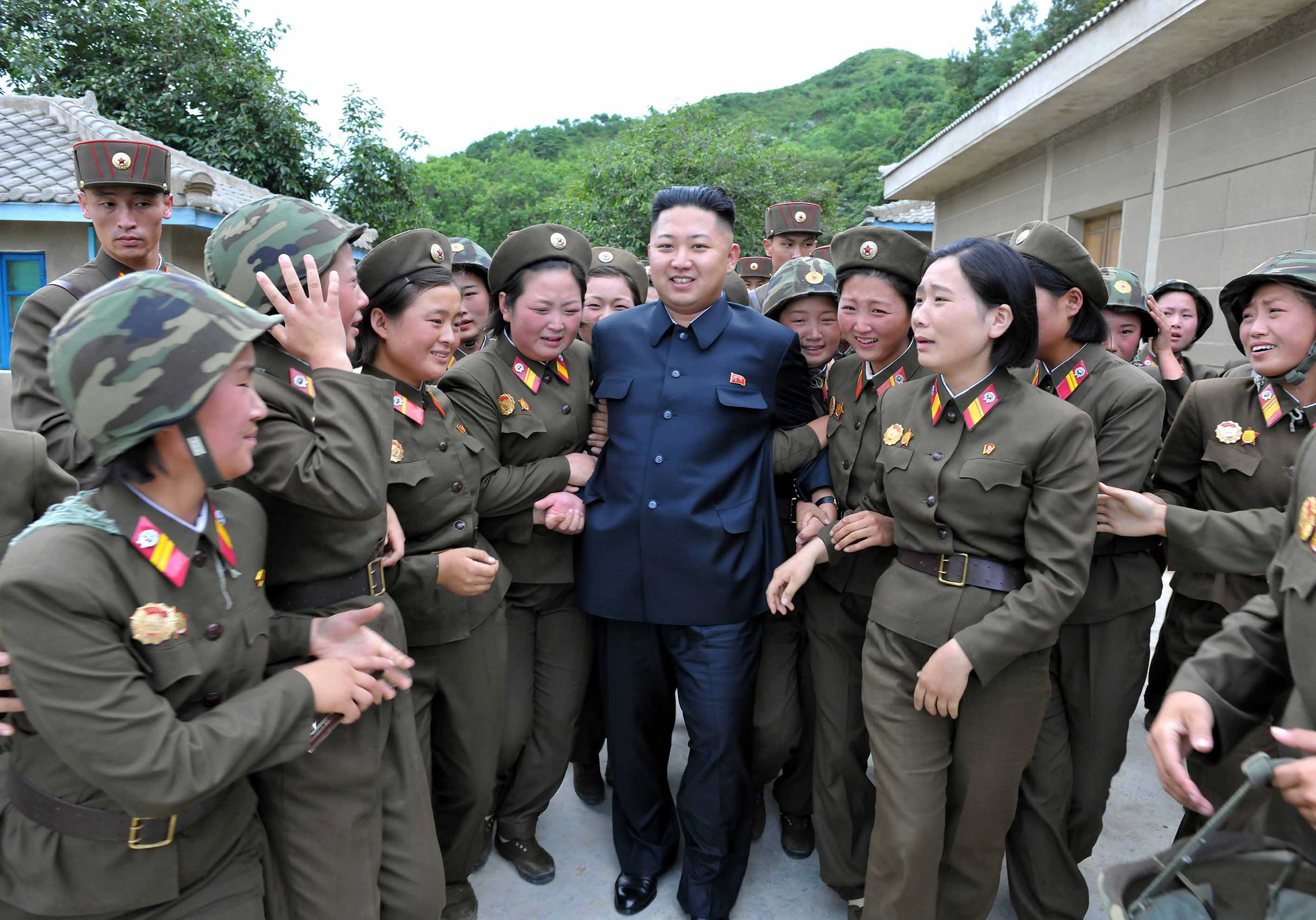 Nord-Koreas leder omringet av kvinnelige soldater