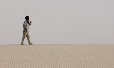 En mann går i ørkenen