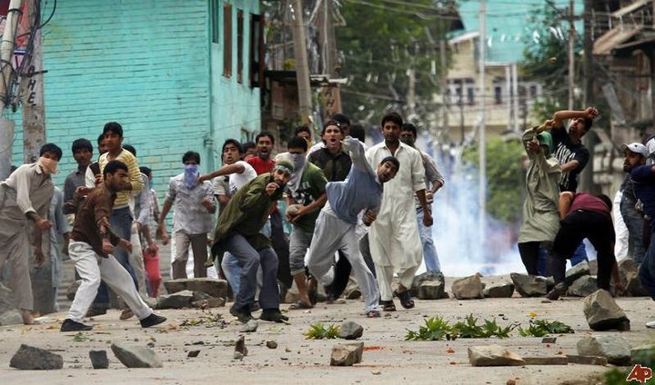 Sivile personer kaster stein mot politeiet i Kahsmir