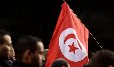 Det tunisiske flagget under demonstrasjonene i 2011
