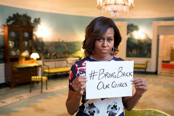 Førstedame Michelle Obama med plakat som sier #BringBackOurGirls, henvisning til skolejentene i Nigeria