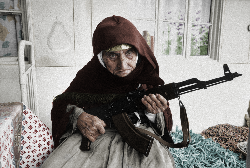 en gammel kvinner holder våpen