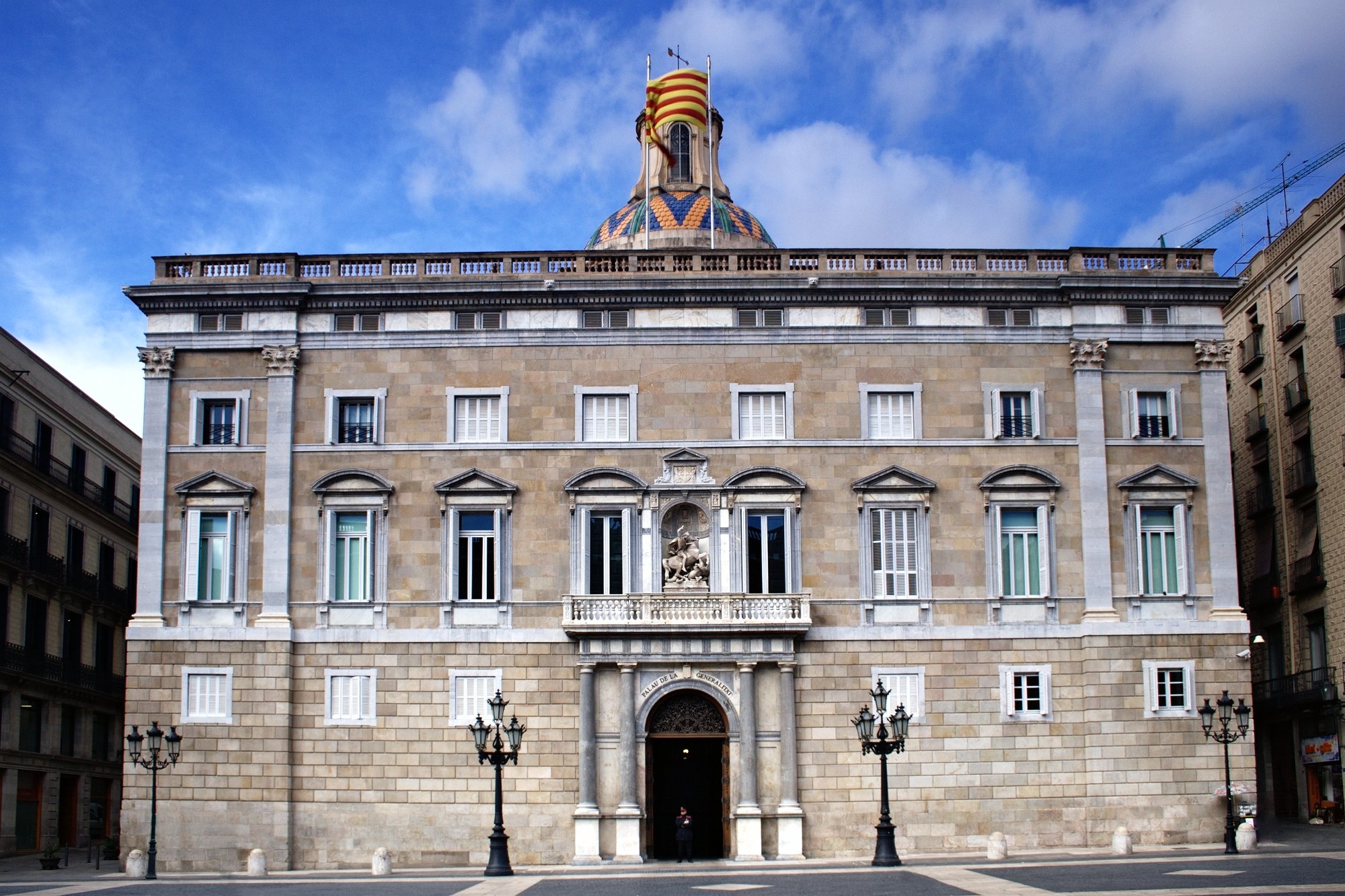 En staselig eldre bygning der det katalanske flagget veiver på toppen.