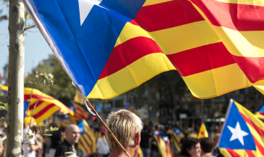 Mennesker veiver med det katalanske flagget.