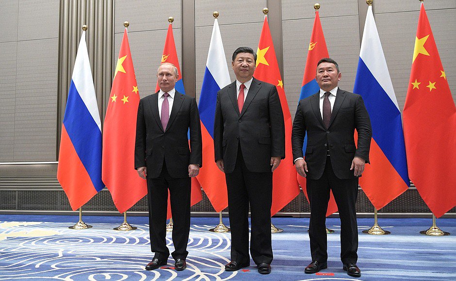 Russlands president Vladimir Putin, Kinas president Xi Jinping og Mongolias president Khaltmaagiin Battulga står sammen på rekke. Alle har dress. Bak dem ser man landenes flagg