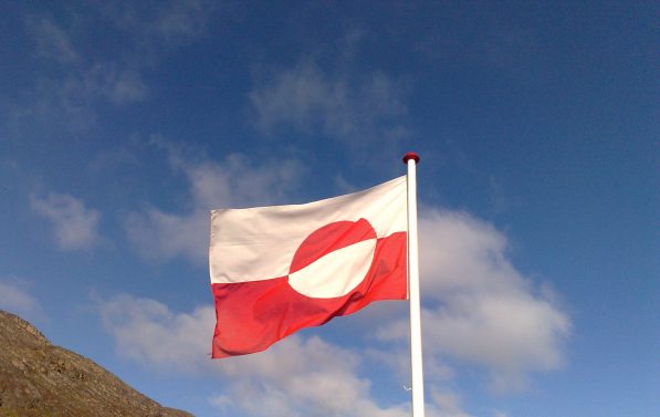 Det grønlandske flagget vaier i vinden