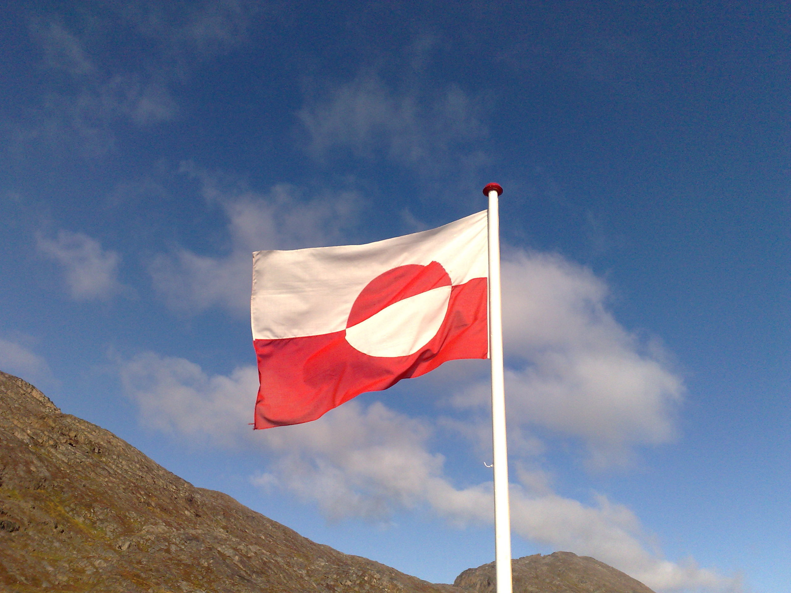 Det grønlandske flagget vaier i vinden