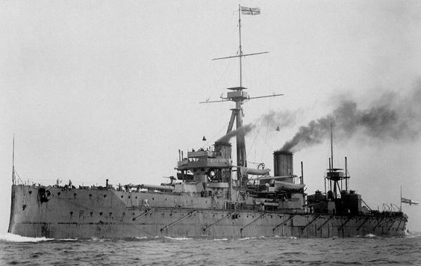 Svart-hvitt bilde av et slagskip liggende til sjøs.